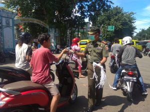 Satgas Gugus Tugas Covid-19 Dompu Bagikan Masker Gratis