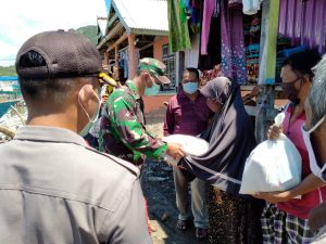 Di tengah Pandemi Covid-19, Sinergitas TNI-Polri Kabupaten Sumbawa Bagi Sembako ke Warga.