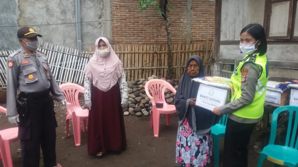 Bhayangkari Bima Serahkan Bantuan Sembako Warga Tidak Mampu.