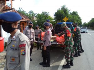 Satuan Pemukul  Korem 162/WB,  Yonif 742/SWY Kompak dan Brimob Polda NTB Patroli Bersama, Bagi Masker dan Sembako