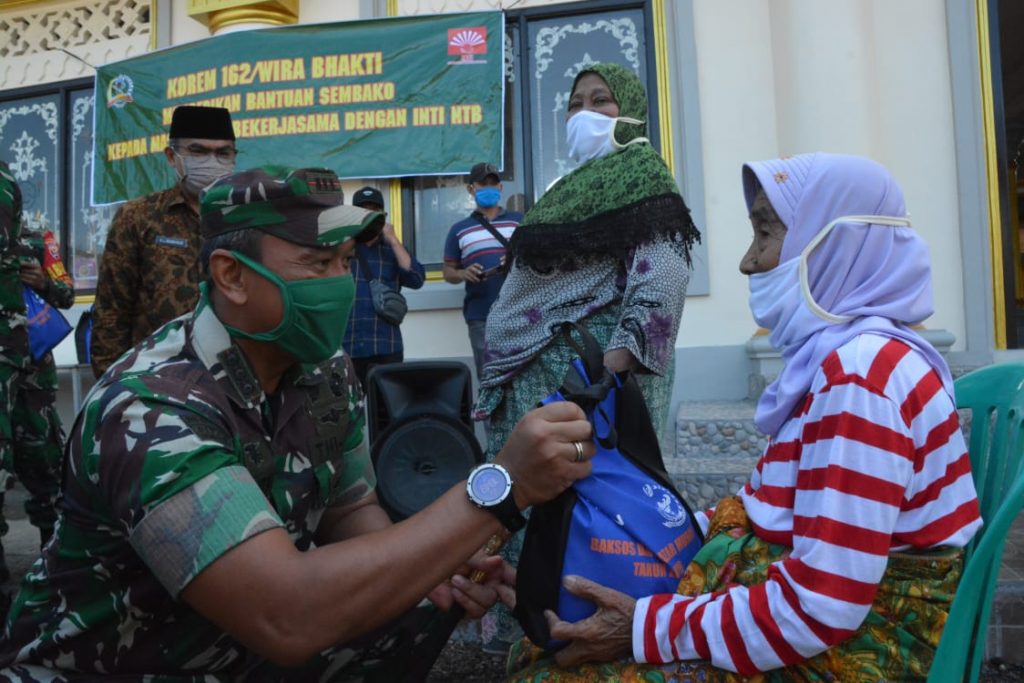 Menyikapi Dampak Ekonomi Pandemi Covid-19, Korem 162/WB Bersama Inti NTB Berikan Bantuan Paket Sembako