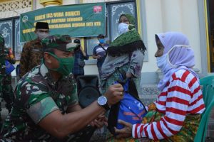 Menyikapi Dampak Ekonomi Pandemi Covid-19, Korem 162/WB Bersama Inti NTB Berikan Bantuan Paket Sembako
