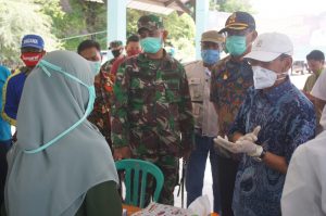 Upaya Cegah penyebaran Covid-19 : Forkopimda Sumbawa  Bagikan APD Masker Gratis.