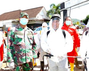 Puluhan Orang Lakukan Rapid Tes. Deteksi Kontak Erat Dengan Pasien Positif 01 di Sumbawa Barat.