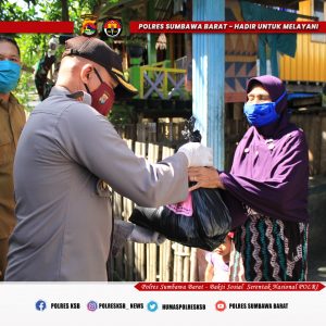 Polres Sumbawa Barat Bagikan Ratusan sembako Kepada Warga Terdampak Covid-19.