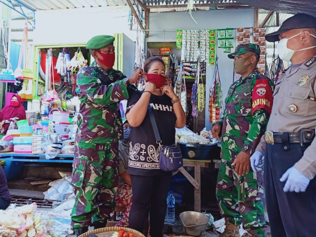 Cegah Covid-19, Danramil Lape Lopok bersama Muspika Kecamatan Lopok bagikan Masker ke Warga.