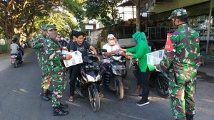 Ditengah Pandemi Covid-19, Persit KCK Ranting 5 Keruak Berbagi Takjil