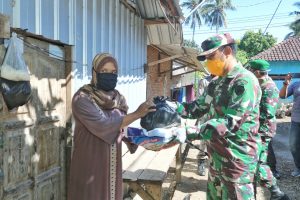 Dandim 1628/SB Bersama Forkopimda Bagikan Paket Sembako Untuk Warga Tidak Mampu.