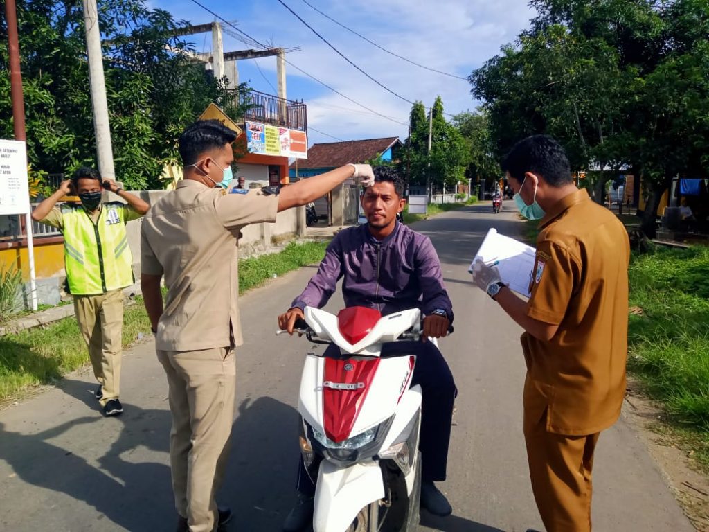 Keluar Masuk Desa Manemeng, Warga Harus Cek Suhu Badan Cegah Penyebaran Covid-19.
