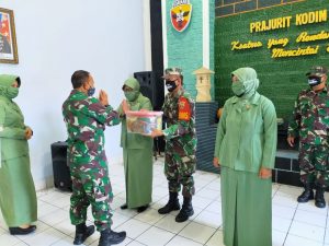 Dandim 1606/Lobar Berikan Tali Asih Kepada Isteri Personil Kodim Yang Terlibat Tenaga Medis Satgas Covid-19