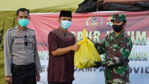 Buka Dapur Umum. Dandim 1628/SB dan Kapolres Sumbawa Barat Bagikan Ratusan Bungkus Nasi Untuk Tenaga Kesehatan dan Warga.