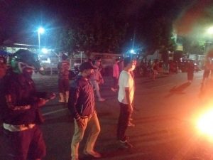 Diduga Pembagian Sembako Tidak Transparan di Dompu. Warga Boikot Kantor Lurah dan Jalan.
