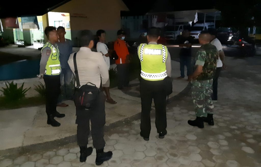 Cegah Penyebaran Covid-19, Patroli TNI-POLRI Sumbawa Barat Bubarkan Kerumunan Masyarakat