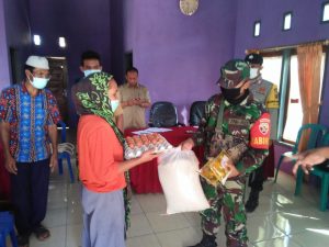Babinsa Desa Labuan Jambu Dampingi Penyaluran Bantuan Pangan Non Tunai (BPNT)