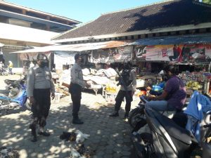 Belum Sepenuhnya Ikuti Protokol Covid-19. Anggota Jaga Polsek Taliwang Imbau Warga Pasar Tanamira.