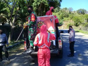 Cegah Penularan Covid-19, Koramil Sekongkang dan Sat Brimob Semprot Disinfektan di Fasilitas Umum.