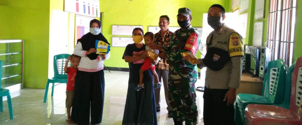 Babinsa Jajaran Kodim 1607/Sumbawa Pastikan warga Dapat Bantuan BPNT