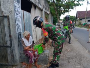 Babinsa Jajaran Kodim 1607/Sumbawa Pastikan warga Dapat Bantuan BPNT