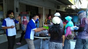 Perkumpulan Media Online Indonesia Wilayah NTB Bersama Yamaha Bagi Takjil dan Masker.