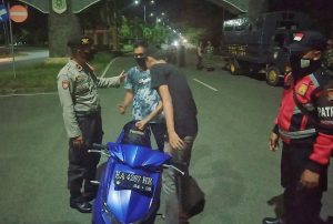 Anggota Gabungan TNI-Polri Patroli Wilayah Imbau Warga Tidak Berkumpul dan Keliaran Cegah Penyebaran Covid-19.