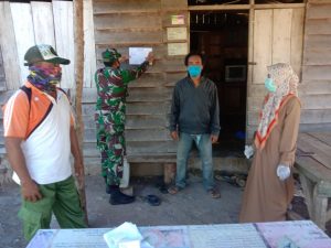 Babinsa, Babinkamtibmas dan Gugus Tugas Penanganan Covid-19 Sekongkang Pasang Stiker di Rumah Warga Berstatus ODP.