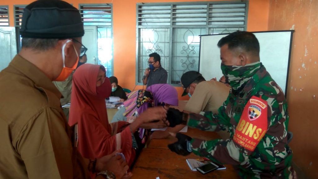 Babinsa Kodim 1620/Loteng Kawal Pendistribusi Bantuan JPS Bersatu Kabupaten Lombok Tengah