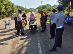 Cegah Covid-19, Satgas Gugus Tugas Covid-19 Sumbawa Barat Cek Suhu Tubuh Pengguna Jalan