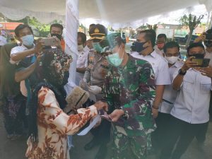 Dandim 1614/Dompu Dampingi Bupati Dompu Menyerahkan Bantuan Sosial Tunai (BST)