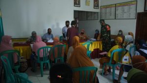 Babinsa Jajaran Kodim 1607/Sumbawa Kawal dan Dampingi Proses Penyaluran BST Antisipasi Dampak Covid-19