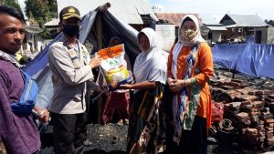 Sambangi Warga Korban Kebakaran Kapolres Bima Berikan Bantuan Sembako.