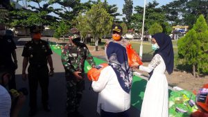 Bagikan Paket Sembako, Kapolres Sumbawa Barat Berharap Warga Tetap Semangat Hadapi Situasi Covid-19
