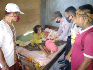 Peduli Covid-19. Jajaran Polsek Polres Dompu Salurkan Bantuan Paket Sembako Warga Miskin.