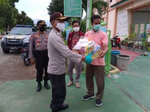 Bersama Melawan Covid-19 Bhayangkari Cabang Dompu Serahkan Masker dan Parcel.