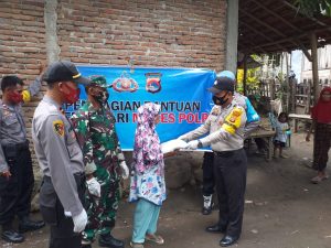 Polres Dompu Bagikan Bantuan Beras Kepada Ratusan Kepala Keluarga Terdampak Covid-19.