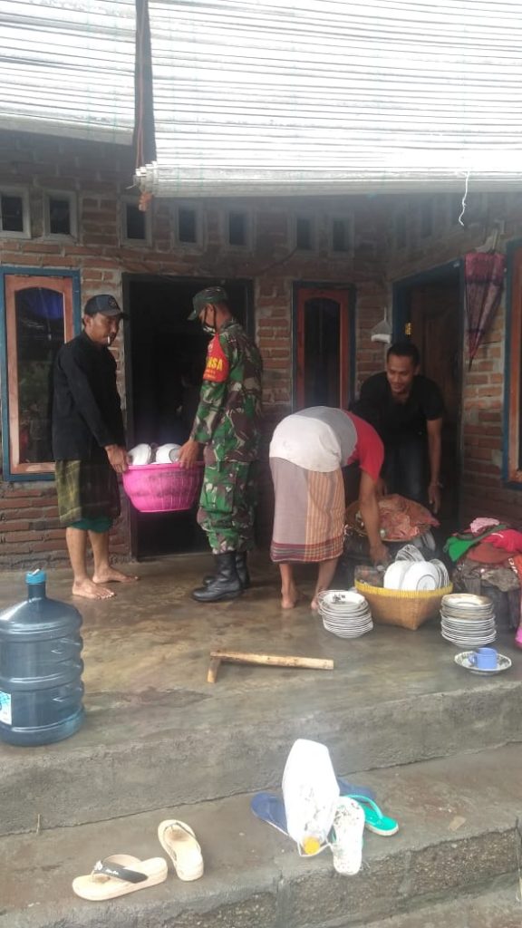 Banjir Timpa Warga Desa, Ini Yang Dilakukan Koramil Praya Timur