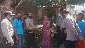 Kapolsek Woja Serahkan Bantuan Sosial Beras Kepada Warga Desa Bara.