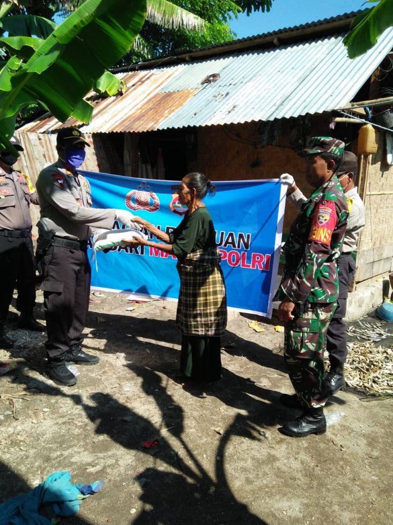 Kapolsek Kilo Bagikan Bantuan Beras Kepada 120 Warga Terdampak Covid-19.