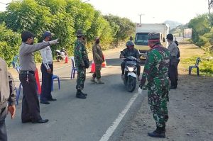 Anggota Polsek dan Koramil Seteluk Perketat Jalan Masuk ke Sumbawa Barat. Kendaraan Penumpang Diarahkan Putar Balik.