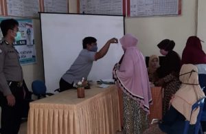 Bhabinkamtibmas Desa Rempe Sumbawa Barat Lakukan Pengamanan Penyaluran Bansos.