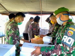 Menengok Dapur Umum Milik TNI dan Polri di Alun-alun Taliwang. Ratusan Makanan Siap Saji Didistribuskan.