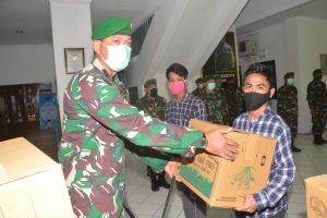 Danrem 162/WB  Serahkan Paket  Sembako Kepada  Awak Media