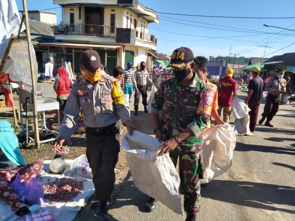 Semangat Hari Lahir Pancasila dan Menuju New Normal Polsek Pekat Lakukan Bhakti Sosial di Pasar Senin.