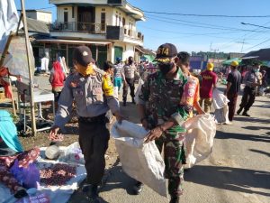 Semangat Hari Lahir Pancasila dan Menuju New Normal Polsek Pekat Lakukan Bhakti Sosial di Pasar Senin.