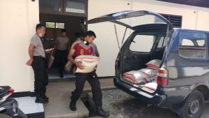 Polres Sumbawa Barat Salurkan Bantuan 850 kg Beras Kepada 145 KK.