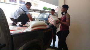 Polres Sumbawa Barat Salurkan Bantuan Sosial Beras Untuk Warga Miskin Terdampak Covid-19.