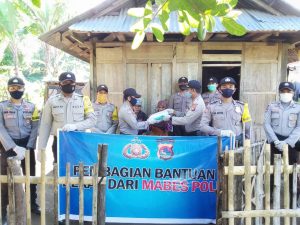 Ringankan Beban Ekonomi Warga Dampak Covid-19 Jajaran Polsek Pekat Salurkan Bantuan  Beras