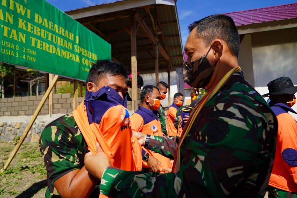 Bentuk Kepedulian Danrem 162/WB bersama Ketua Dharma Pertiwi Daerah “J” Serahkan Bantuan Kepada Kelompok Rentan Covid-19 dan Satgas Zeni TNI