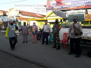 Cegah Covid-19, Babinsa dan Babinkamtibmas Utan Menata Dan Menertibkan Pasar