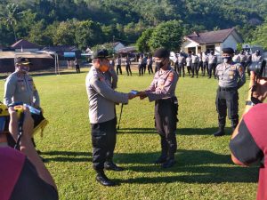 Jaga Kesehatan Anggota Dalam Menjalankan Tugas Kapolres Sumbawa Barat Berikan Suplemen