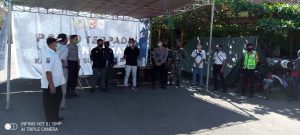 Kabbag Ops Polres Sumbawa Barat Pastikan Warga Ikuti Protokol Kesehatan dalam Penerapan New Normal.